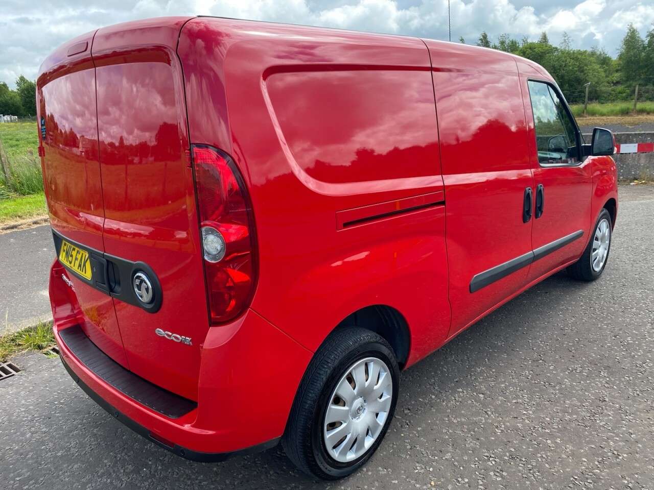A 2015 VAUXHALL COMBO 1.2 CDTI 2300 L2H1 S/S SPORTIVE 5 SEAT NO VAT LWB CREW VAN 90 BHP SUPPLIED A 2015 VAUXHALL COMBO 1.2 CDTI 2300 L2H1 S/S SPORTIVE 5 SEAT NO VAT LWB CREW VAN 90 BHP SUPPLIED