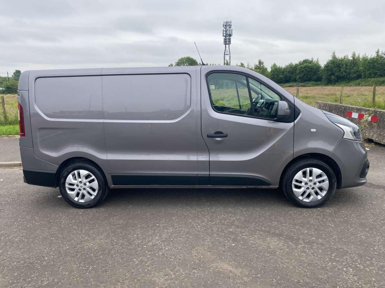 A 2019 RENAULT TRAFIC 1.6 dCi 27 Sport Nav NO VAT VAN Euro 6 (120 ps) A 2019 RENAULT TRAFIC 1.6 dCi 27 Sport Nav NO VAT VAN Euro 6 (120 ps)