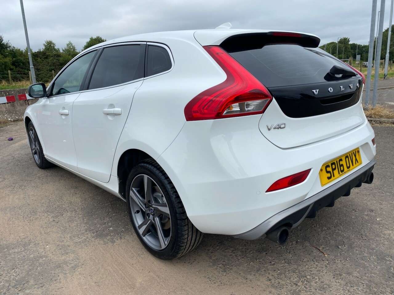 A 2016 VOLVO V40 2.0 T2 R-Design Hatchback 5dr Petrol Manual Euro 6 (s/s) (122 ps) TIMING BE A 2016 VOLVO V40 2.0 T2 R-Design Hatchback 5dr Petrol Manual Euro 6 (s/s) (122 ps) TIMING BE