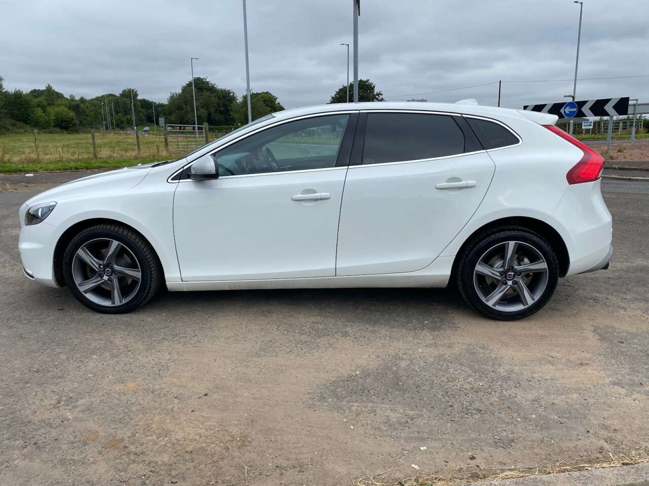 A 2016 VOLVO V40 2.0 T2 R-Design Hatchback 5dr Petrol Manual Euro 6 (s/s) (122 ps) TIMING BE A 2016 VOLVO V40 2.0 T2 R-Design Hatchback 5dr Petrol Manual Euro 6 (s/s) (122 ps) TIMING BE