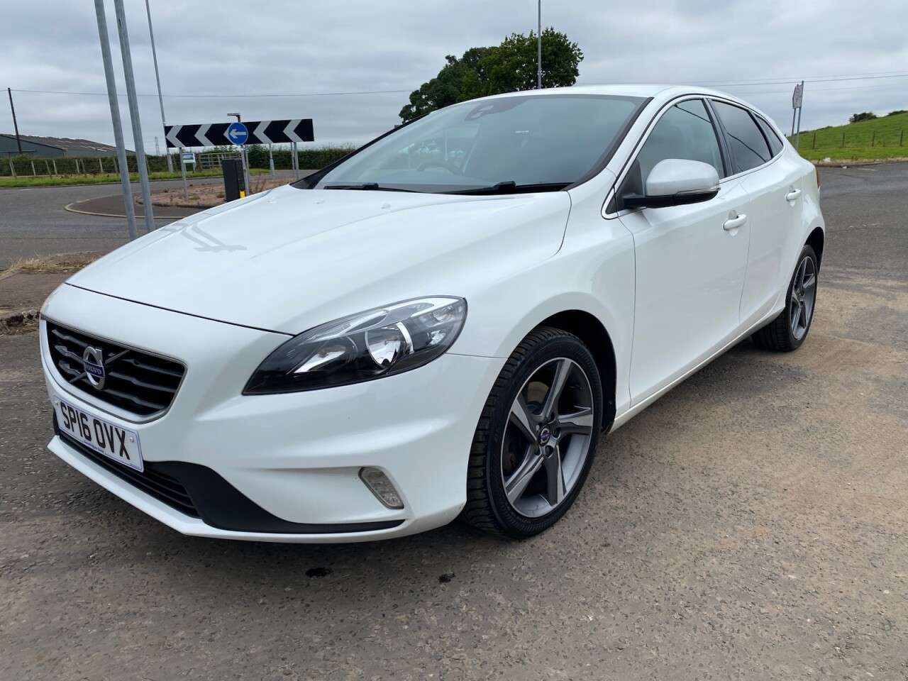 A 2016 VOLVO V40 2.0 T2 R-Design Hatchback 5dr Petrol Manual Euro 6 (s/s) (122 ps) TIMING BE A 2016 VOLVO V40 2.0 T2 R-Design Hatchback 5dr Petrol Manual Euro 6 (s/s) (122 ps) TIMING BE