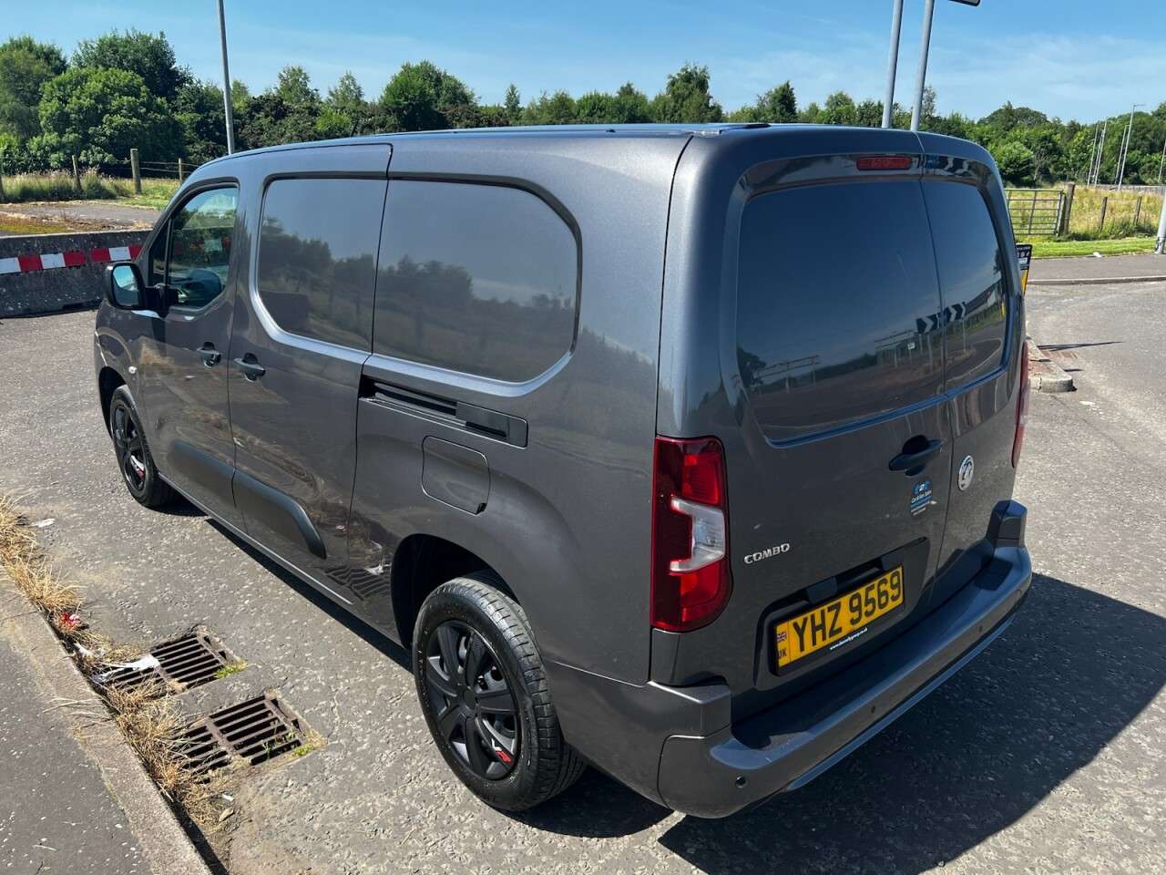 A 2022 VAUXHALL COMBO 1.5 Turbo D 2300 SPORTIVE LWB NO VAT VAN L2 H1 Euro 6 (100 ps) 3 SEATS A 2022 VAUXHALL COMBO 1.5 Turbo D 2300 SPORTIVE LWB NO VAT VAN L2 H1 Euro 6 (100 ps) 3 SEATS
