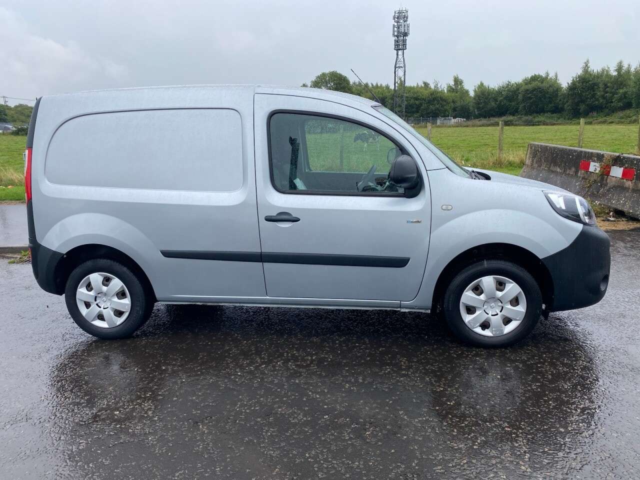 A 2020 RENAULT KANGOO ZE ML20 33kWh Business NO VAT VAN Electric Auto MWB (i) (60 ps) IMMACULATE A 2020 RENAULT KANGOO ZE ML20 33kWh Business NO VAT VAN Electric Auto MWB (i) (60 ps) IMMACULATE