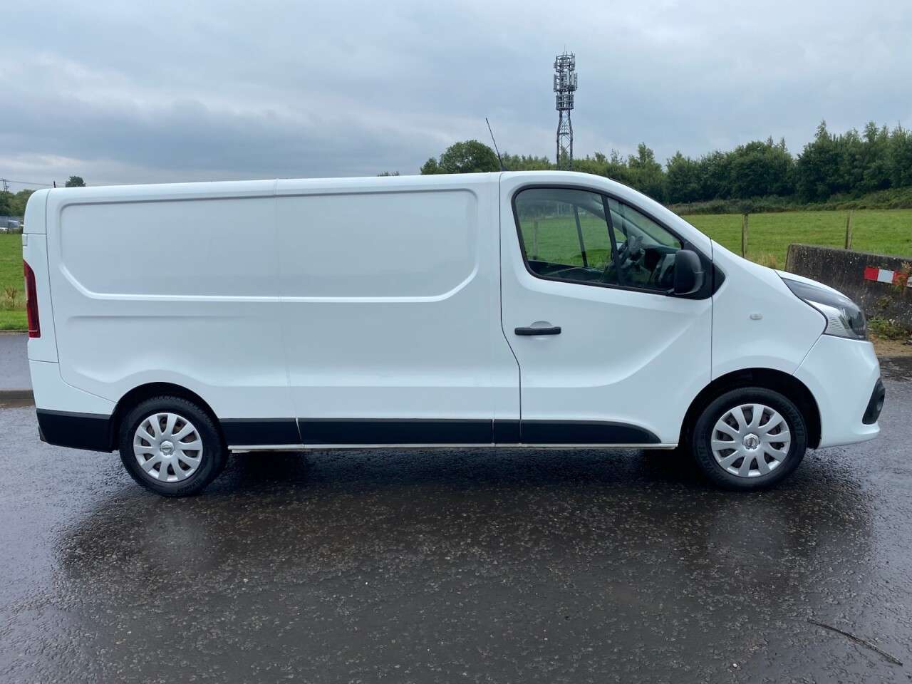 A 2018 NISSAN NV300 1.6 dCi 1.2t Acenta LWB NO VAT VAN L2 H1 Euro 6 (120 ps) A 2018 NISSAN NV300 1.6 dCi 1.2t Acenta LWB NO VAT VAN L2 H1 Euro 6 (120 ps)