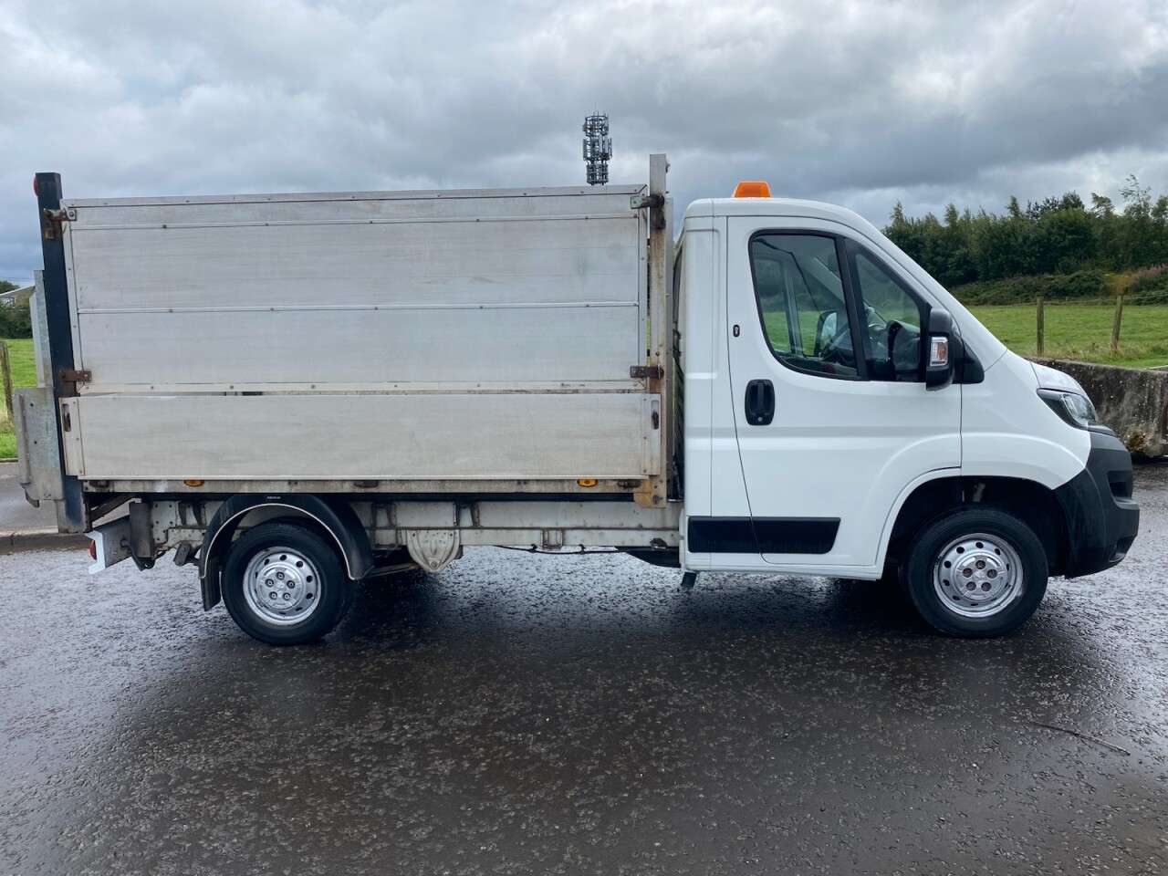 A 2019 PEUGEOT BOXER 2.0 BlueHDi 335 NO VAT DROPSIDE L2 TAIL LIFT plus 160ps TAIL LIFT ONE OWNER A 2019 PEUGEOT BOXER 2.0 BlueHDi 335 NO VAT DROPSIDE L2 TAIL LIFT plus 160ps TAIL LIFT ONE OWNER