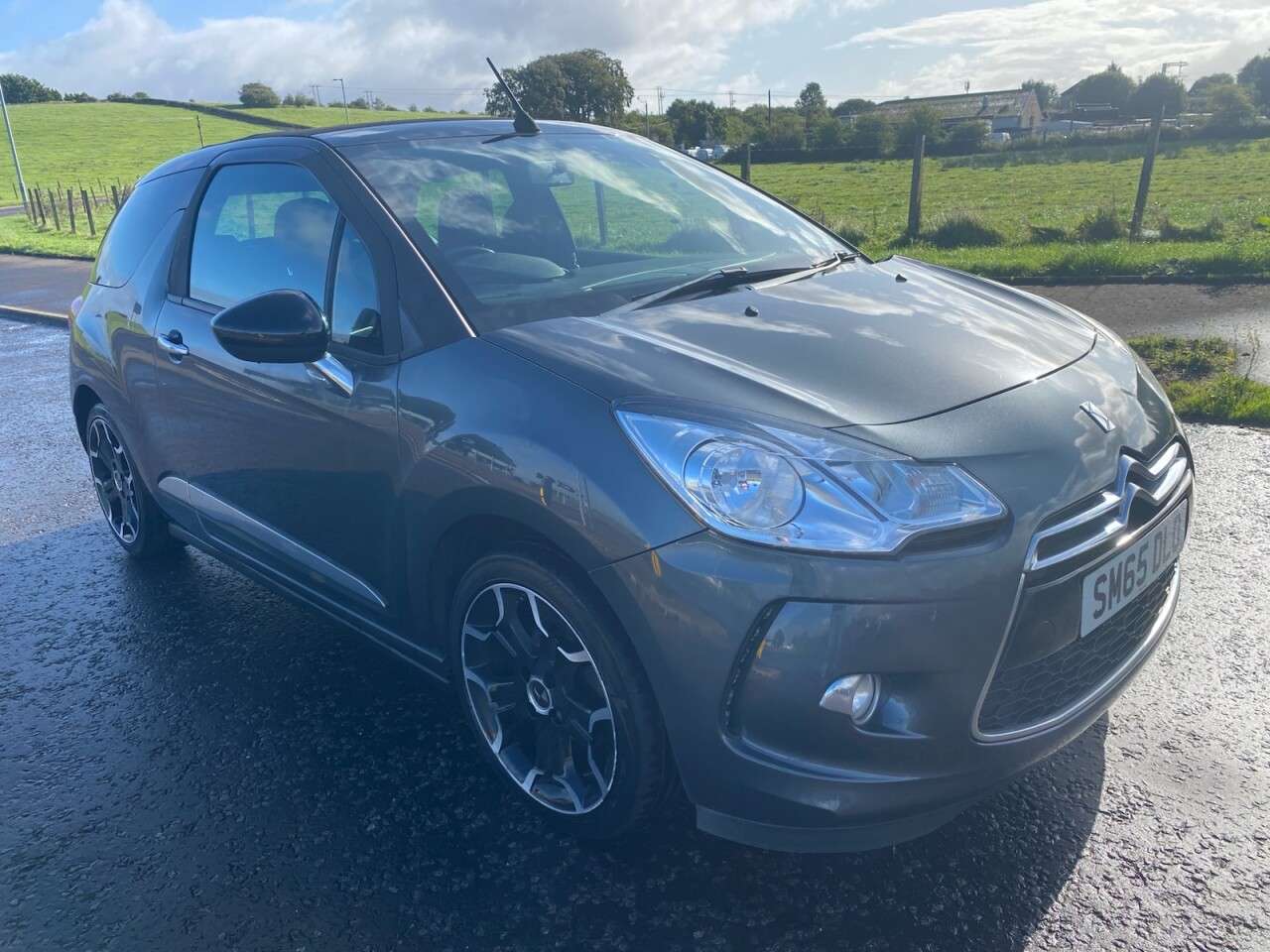 A 2015 DS AUTOMOBILES DS 3 1.6 BlueHDi DStyle Cabriolet 2dr Diesel Manual Euro 6 (s/s) (100 ps) A 2015 DS AUTOMOBILES DS 3 1.6 BlueHDi DStyle Cabriolet 2dr Diesel Manual Euro 6 (s/s) (100 ps)