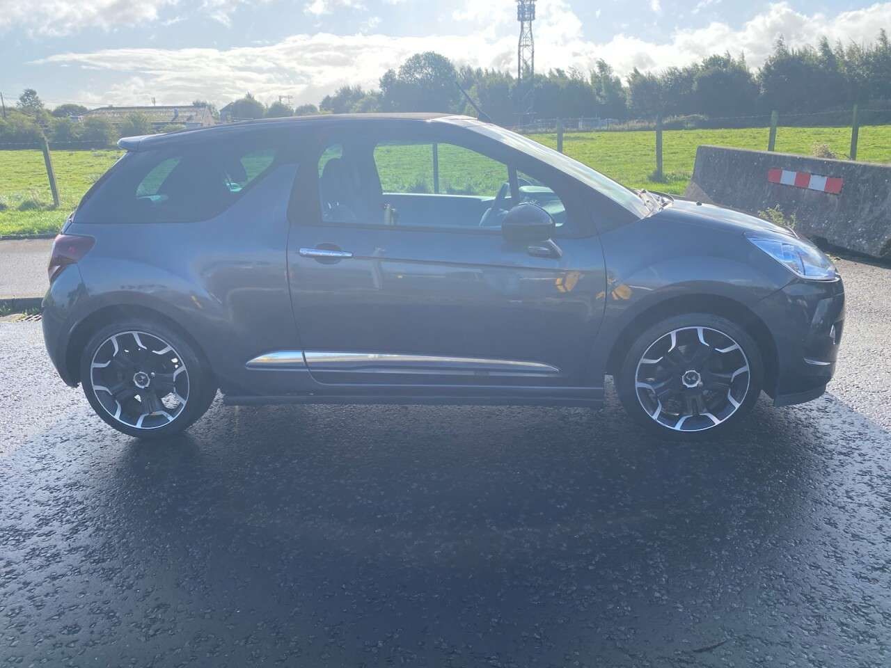 A 2015 DS AUTOMOBILES DS 3 1.6 BlueHDi DStyle Cabriolet 2dr Diesel Manual Euro 6 (s/s) (100 ps) A 2015 DS AUTOMOBILES DS 3 1.6 BlueHDi DStyle Cabriolet 2dr Diesel Manual Euro 6 (s/s) (100 ps)