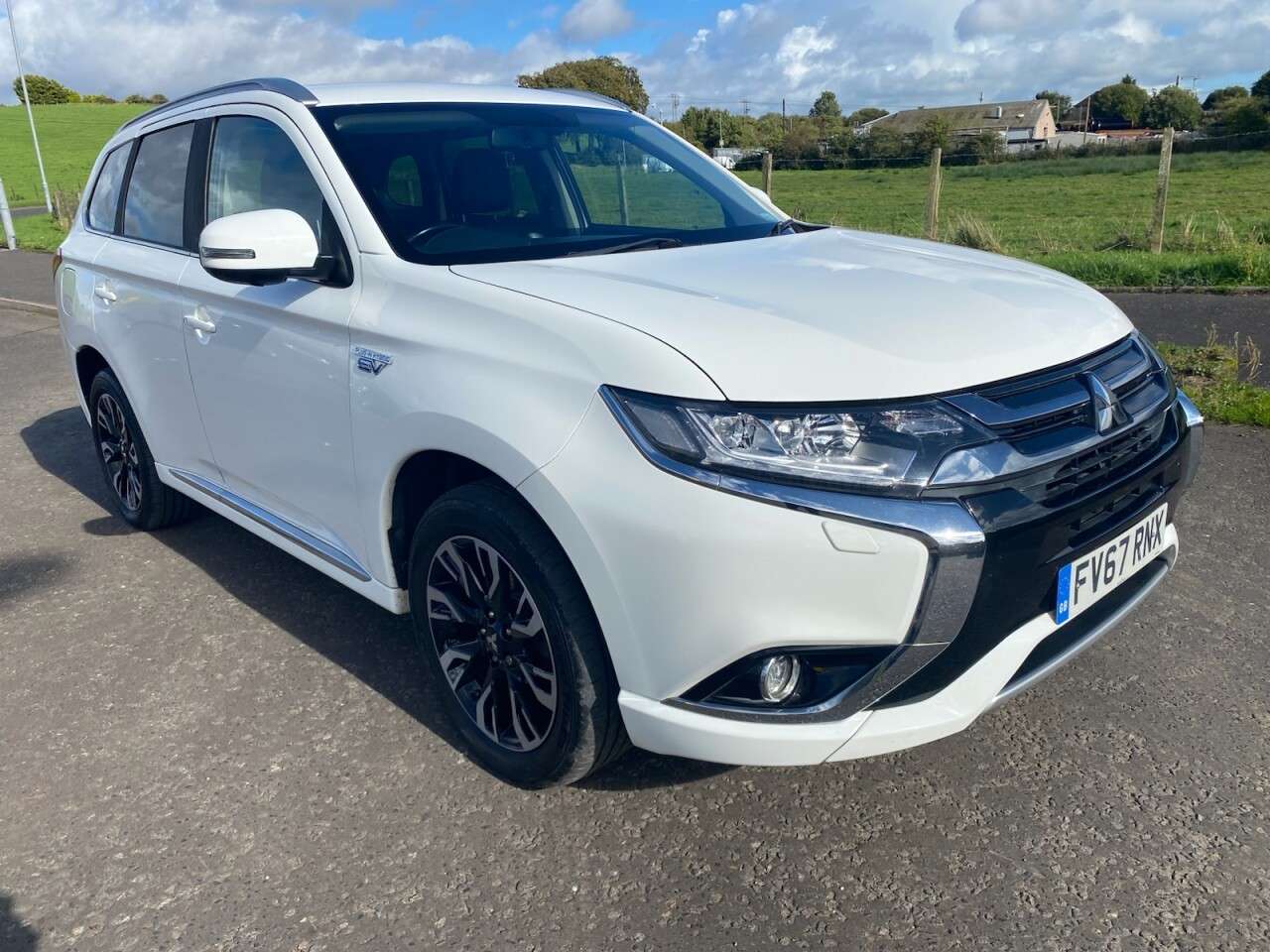 A 2017 MITSUBISHI OUTLANDER 2.0h 12kWh 4h SUV 5dr Petrol Plug-in Hybrid CVT 4WD Euro 6 (s/s) (200 ps) I A 2017 MITSUBISHI OUTLANDER 2.0h 12kWh 4h SUV 5dr Petrol Plug-in Hybrid CVT 4WD Euro 6 (s/s) (200 ps) I