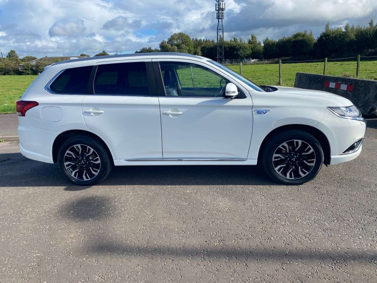 A 2017 MITSUBISHI OUTLANDER 2.0h 12kWh 4h SUV 5dr Petrol Plug-in Hybrid CVT 4WD Euro 6 (s/s) (200 ps) I A 2017 MITSUBISHI OUTLANDER 2.0h 12kWh 4h SUV 5dr Petrol Plug-in Hybrid CVT 4WD Euro 6 (s/s) (200 ps) I
