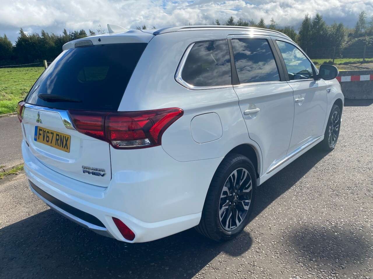 A 2017 MITSUBISHI OUTLANDER 2.0h 12kWh 4h SUV 5dr Petrol Plug-in Hybrid CVT 4WD Euro 6 (s/s) (200 ps) I A 2017 MITSUBISHI OUTLANDER 2.0h 12kWh 4h SUV 5dr Petrol Plug-in Hybrid CVT 4WD Euro 6 (s/s) (200 ps) I