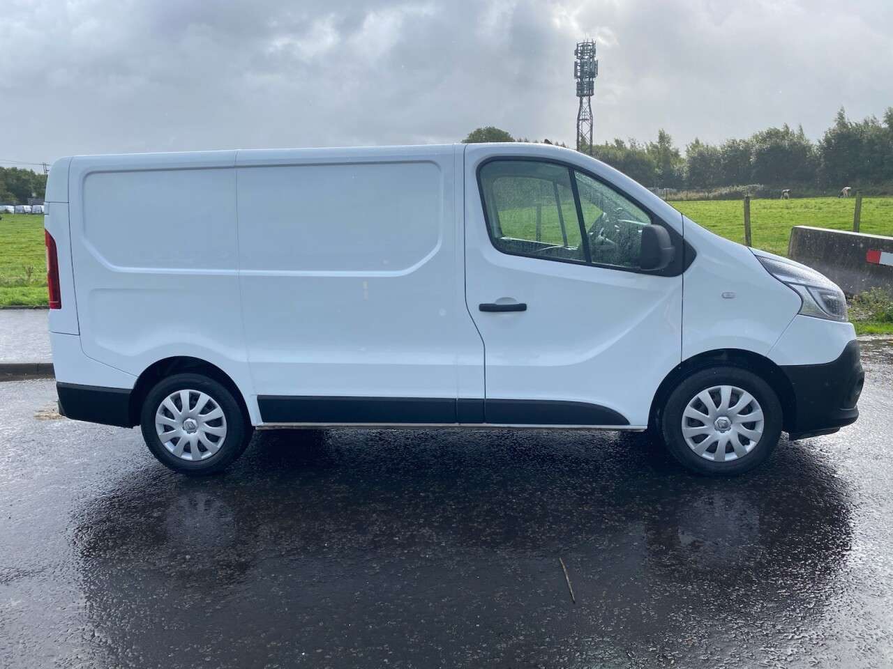A 2021 RENAULT TRAFIC 2.0 dCi ENERGY 28 Business+ NO VAT VAN Euro 6 (s/s) (120 ps) IMMACULATE CON A 2021 RENAULT TRAFIC 2.0 dCi ENERGY 28 Business+ NO VAT VAN Euro 6 (s/s) (120 ps) IMMACULATE CON