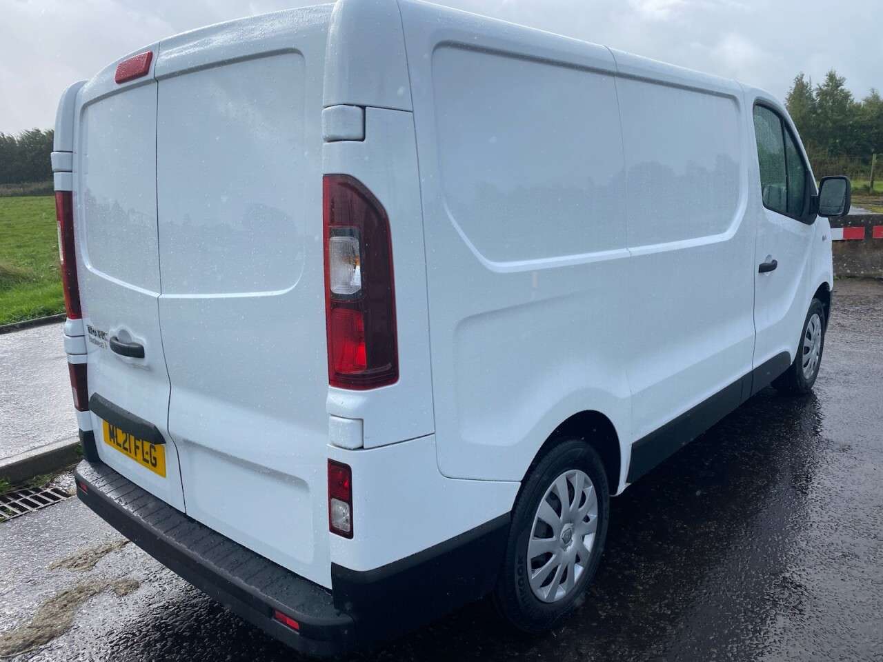 A 2021 RENAULT TRAFIC 2.0 dCi ENERGY 28 Business+ NO VAT VAN Euro 6 (s/s) (120 ps) IMMACULATE CON A 2021 RENAULT TRAFIC 2.0 dCi ENERGY 28 Business+ NO VAT VAN Euro 6 (s/s) (120 ps) IMMACULATE CON