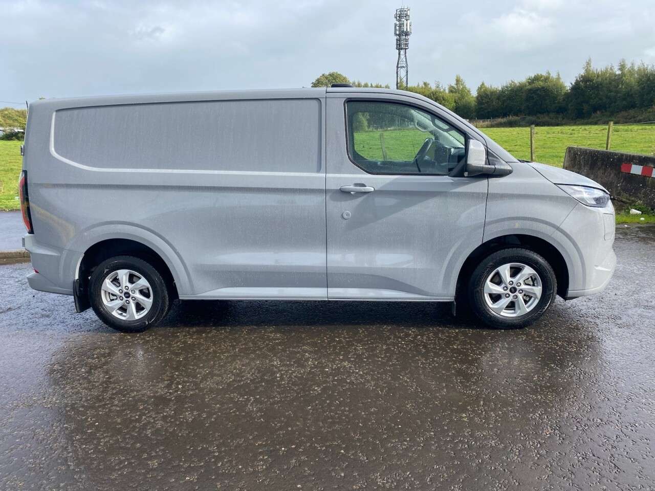 A 2026 FORD E-TRANSIT CUSTOM 320 65kWh Limited Panel Van 5dr Electric Auto L1 H1 (136 ps) A 2026 FORD E-TRANSIT CUSTOM 320 65kWh Limited Panel Van 5dr Electric Auto L1 H1 (136 ps)