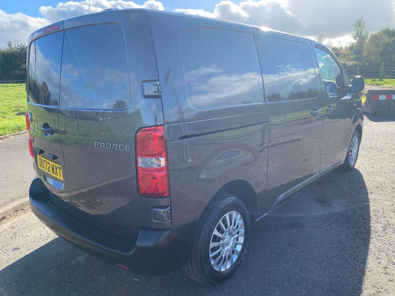 A 2022 TOYOTA PROACE 2.0D Icon Medium 6 SEAT NO VAT MWB Euro 6 (s/s) (6 Seat) (140 ps) IMMACULAT A 2022 TOYOTA PROACE 2.0D Icon Medium 6 SEAT NO VAT MWB Euro 6 (s/s) (6 Seat) (140 ps) IMMACULAT
