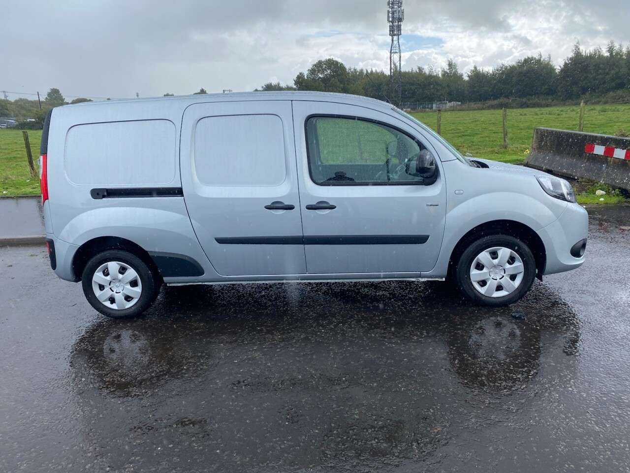 A 2020 RENAULT KANGOO MAXI ZE LL21 33kWh Business+ NO VAT VAN Electric Auto L3 H1 (i) (60 ps) PRISTINE A 2020 RENAULT KANGOO MAXI ZE LL21 33kWh Business+ NO VAT VAN Electric Auto L3 H1 (i) (60 ps) PRISTINE