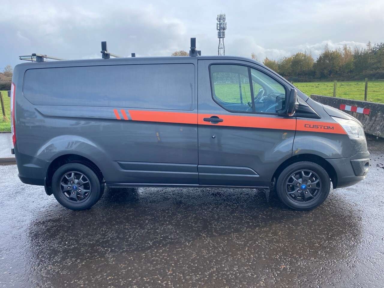 A 2015 FORD TRANSIT CUSTOM 2.2 TDCi 270 Trend NO VAT VAN L1 H1 (186 g/km, 123 bhp) TIMING CHAIN NOT WE A 2015 FORD TRANSIT CUSTOM 2.2 TDCi 270 Trend NO VAT VAN L1 H1 (186 g/km, 123 bhp) TIMING CHAIN NOT WE