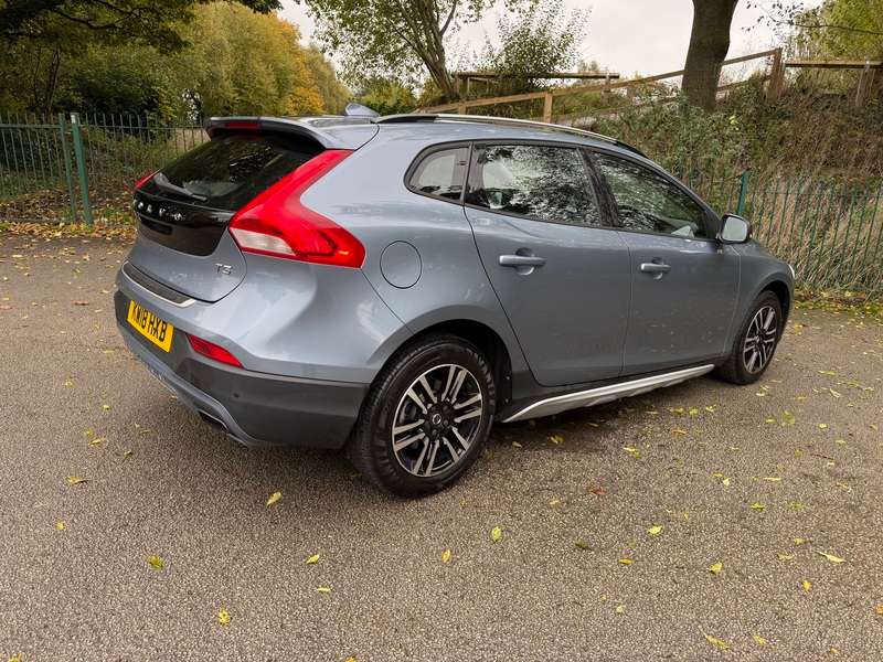 2018 VOLVO V40 2018 VOLVO V40