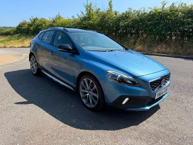 A 2015 VOLVO V40 D4 CROSS COUNTRY LUX NAV A 2015 VOLVO V40 D4 CROSS COUNTRY LUX NAV