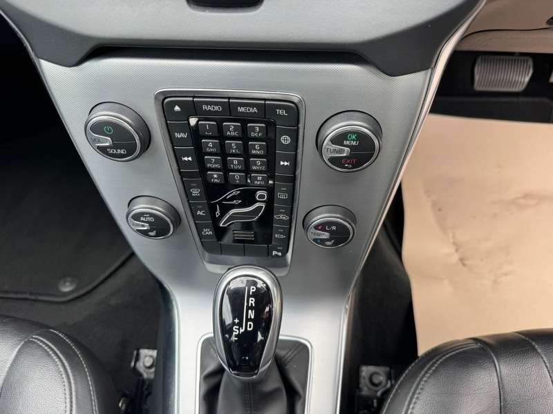 2017 VOLVO V40 2017 VOLVO V40