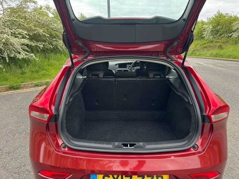 2017 VOLVO V40 2017 VOLVO V40