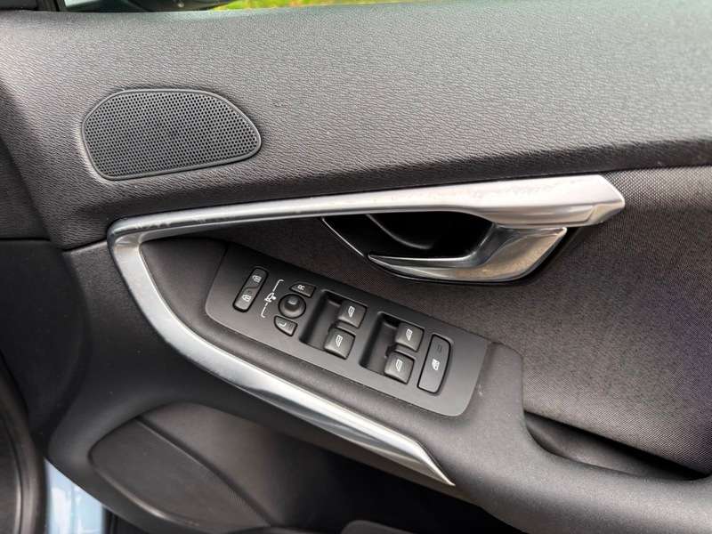 2018 VOLVO V40 2018 VOLVO V40