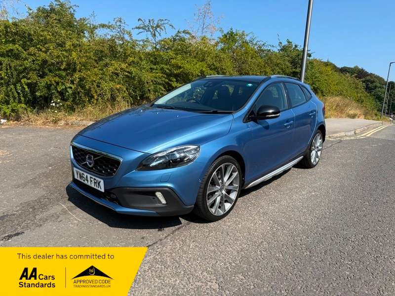 A 2015 VOLVO V40 D4 CROSS COUNTRY LUX NAV A 2015 VOLVO V40 D4 CROSS COUNTRY LUX NAV