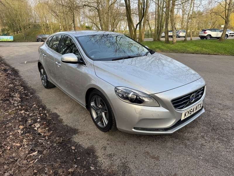 A 2014 VOLVO V40 D2 SE LUX NAV A 2014 VOLVO V40 D2 SE LUX NAV