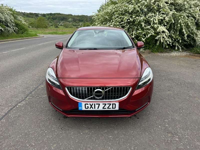 A 2017 VOLVO V40 D2 INSCRIPTION A 2017 VOLVO V40 D2 INSCRIPTION