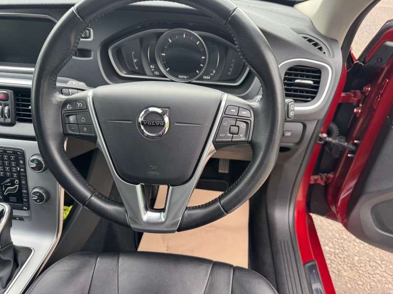 2017 VOLVO V40 2017 VOLVO V40