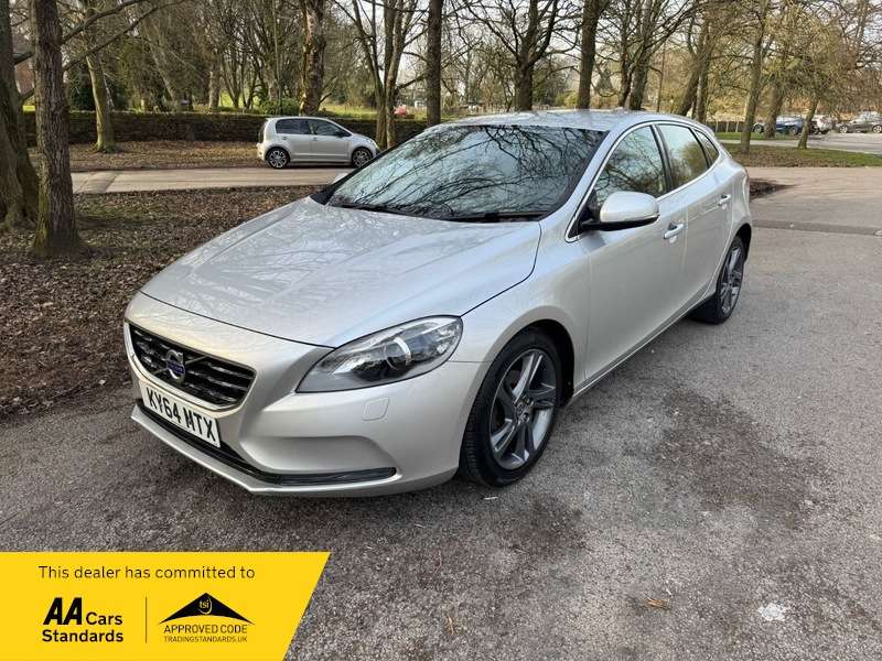 A 2014 VOLVO V40 D2 SE LUX NAV A 2014 VOLVO V40 D2 SE LUX NAV