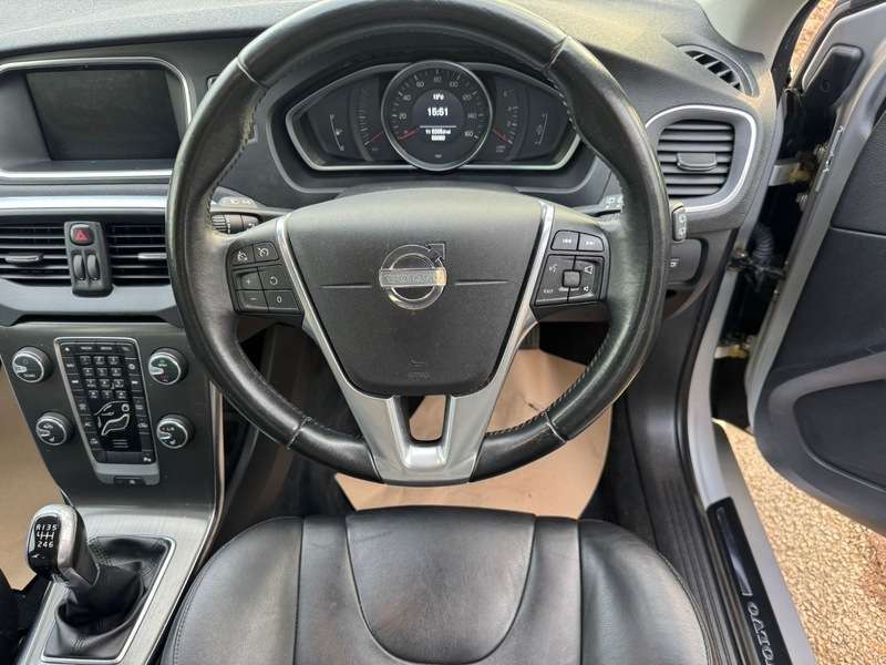 2014 VOLVO V40 2014 VOLVO V40