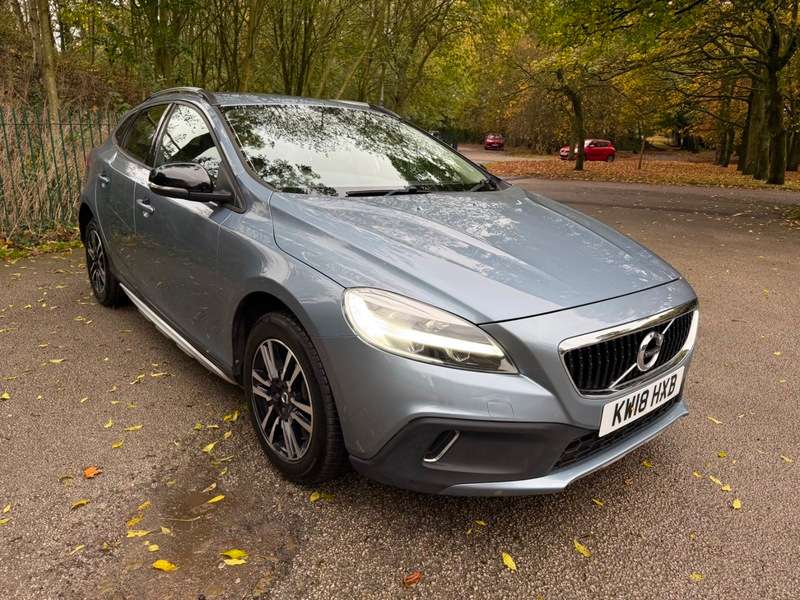 A 2018 VOLVO V40 T3 CROSS COUNTRY NAV PLUS A 2018 VOLVO V40 T3 CROSS COUNTRY NAV PLUS