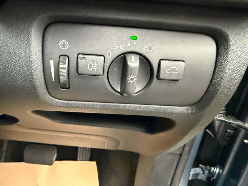 2018 VOLVO V40 2018 VOLVO V40