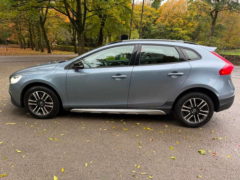 2018 VOLVO V40 2018 VOLVO V40