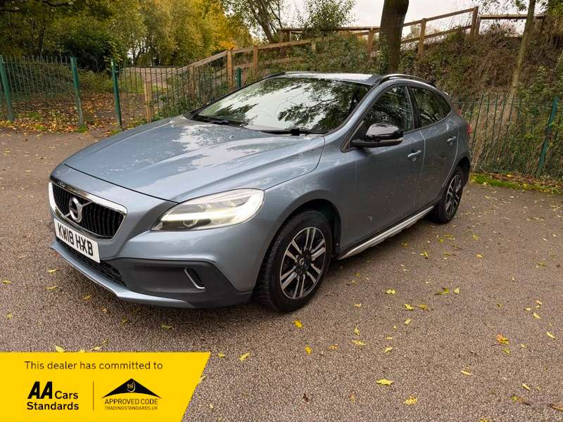 A 2018 VOLVO V40 T3 CROSS COUNTRY NAV PLUS A 2018 VOLVO V40 T3 CROSS COUNTRY NAV PLUS