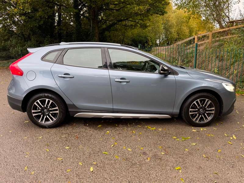 2018 VOLVO V40 2018 VOLVO V40