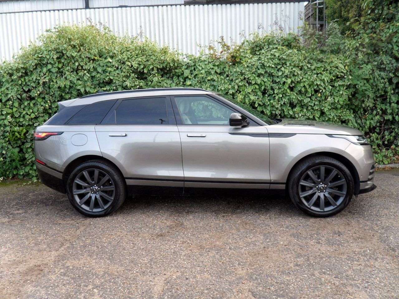 A 2019 LAND ROVER RANGE ROVER VELAR 2.0 D240 R-Dynamic HSE SUV 5dr Diesel Auto 4WD Euro 6 (s/s) (240 ps) A 2019 LAND ROVER RANGE ROVER VELAR 2.0 D240 R-Dynamic HSE SUV 5dr Diesel Auto 4WD Euro 6 (s/s) (240 ps)