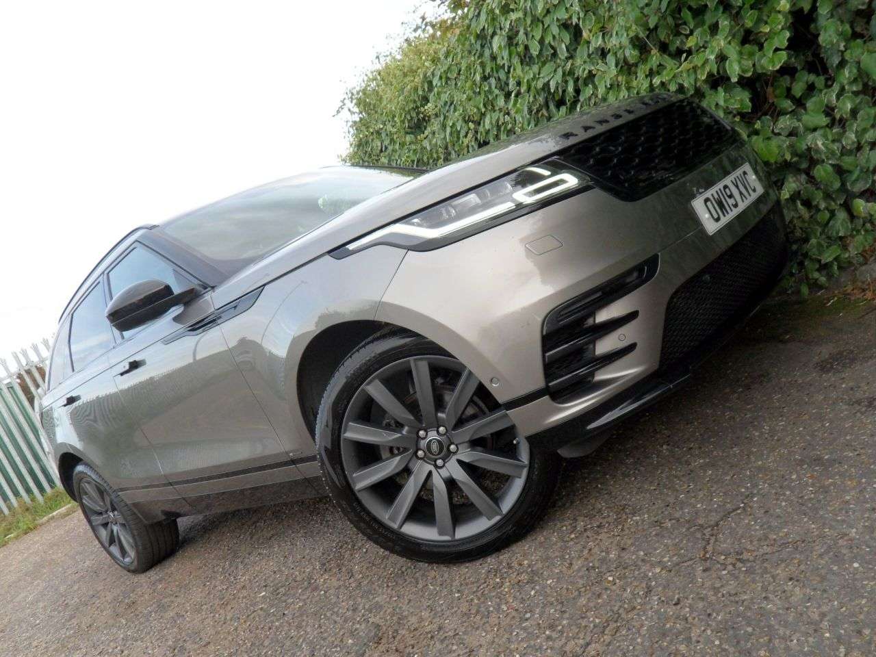 A 2019 LAND ROVER RANGE ROVER VELAR 2.0 D240 R-Dynamic HSE SUV 5dr Diesel Auto 4WD Euro 6 (s/s) (240 ps) A 2019 LAND ROVER RANGE ROVER VELAR 2.0 D240 R-Dynamic HSE SUV 5dr Diesel Auto 4WD Euro 6 (s/s) (240 ps)