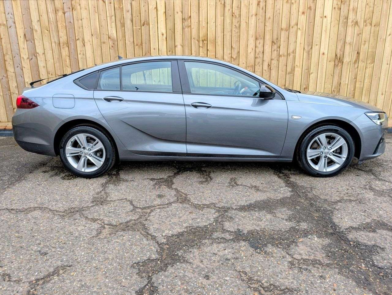 A 2020 VAUXHALL INSIGNIA 1.5 Turbo D SE Nav Grand Sport 5dr Diesel Manual Euro 6 (s/s) (122 ps) SatN A 2020 VAUXHALL INSIGNIA 1.5 Turbo D SE Nav Grand Sport 5dr Diesel Manual Euro 6 (s/s) (122 ps) SatN