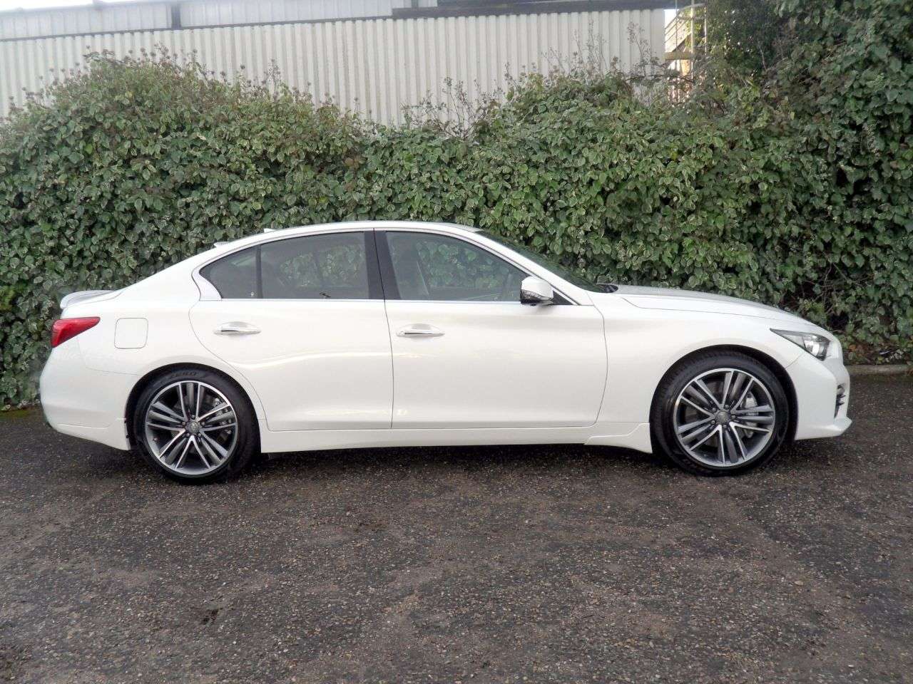 A 2020 INFINITI Q50 3.5h V6 S Saloon 4dr Petrol Hybrid Auto Euro 5 (s/s) (364 ps) Pearl Moonlig A 2020 INFINITI Q50 3.5h V6 S Saloon 4dr Petrol Hybrid Auto Euro 5 (s/s) (364 ps) Pearl Moonlig