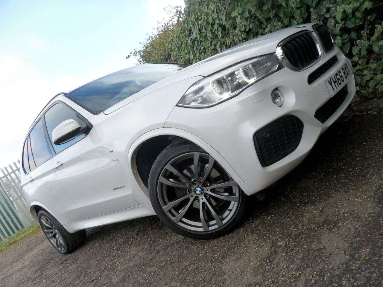 A 2016 BMW X5 3.0 30d M Sport SUV 5dr Diesel Auto xDrive Euro 6 (s/s) (258 ps) Full Histo A 2016 BMW X5 3.0 30d M Sport SUV 5dr Diesel Auto xDrive Euro 6 (s/s) (258 ps) Full Histo