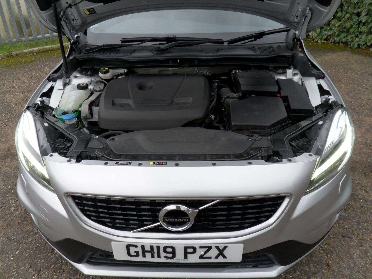 2019 VOLVO V40 2019 VOLVO V40