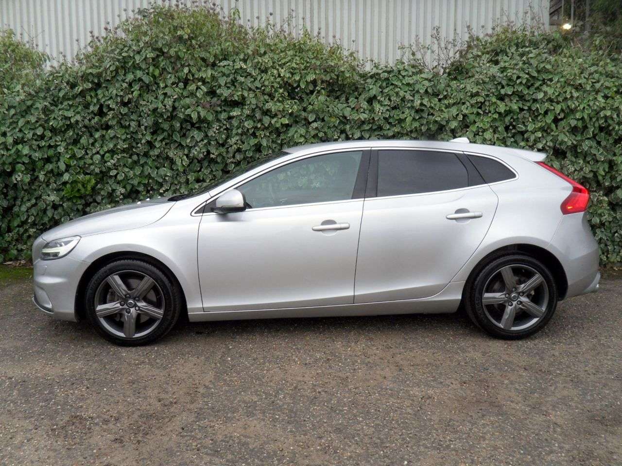 2019 VOLVO V40 2019 VOLVO V40