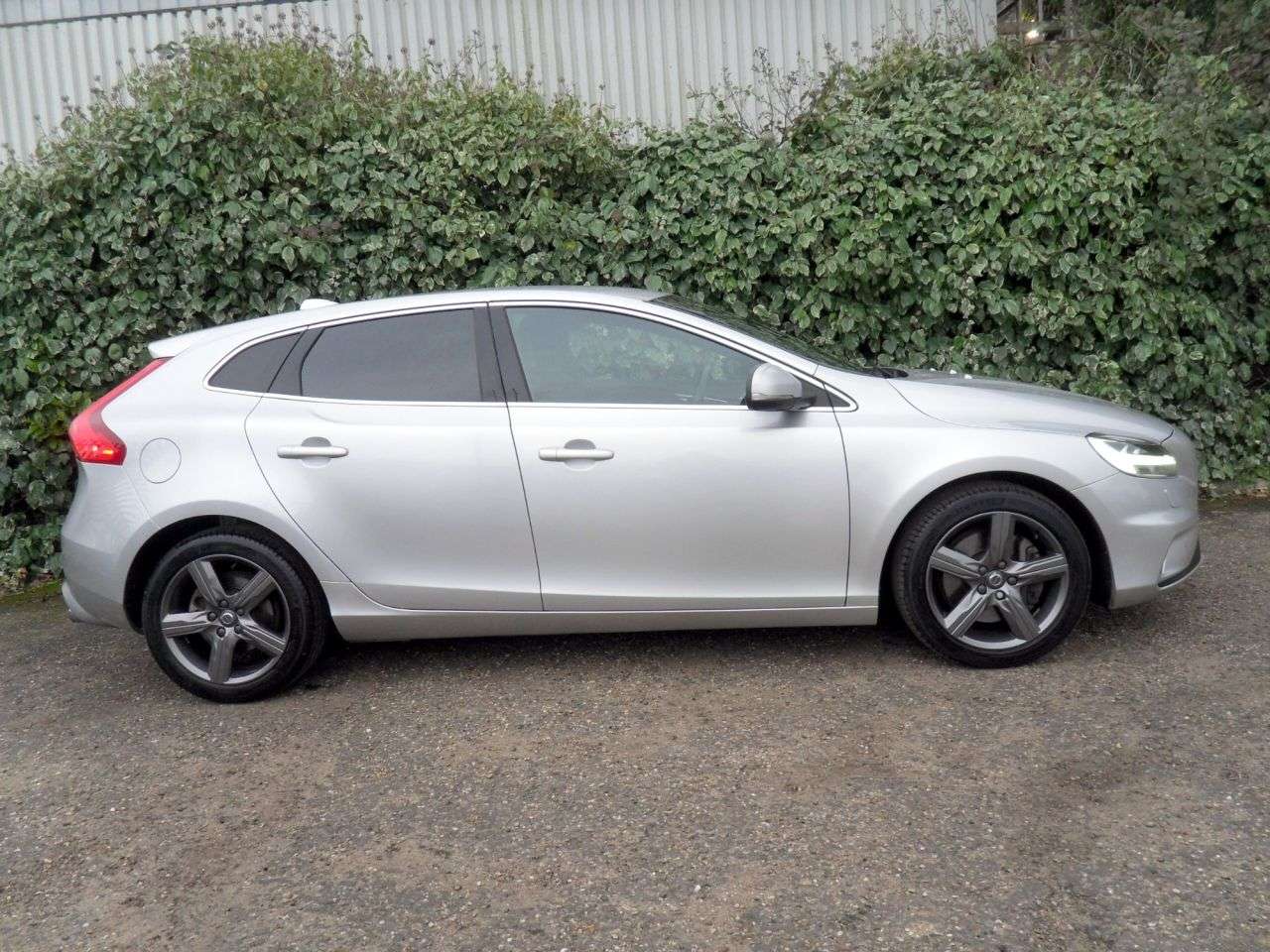 A 2019 VOLVO V40 1.5 T2 R-Design Edition Hatchback 5dr Petrol Auto Euro 6 (s/s) (122 ps) Hea A 2019 VOLVO V40 1.5 T2 R-Design Edition Hatchback 5dr Petrol Auto Euro 6 (s/s) (122 ps) Hea