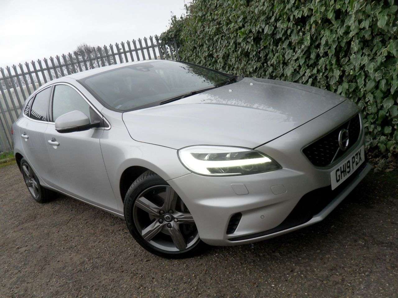 2019 VOLVO V40 2019 VOLVO V40