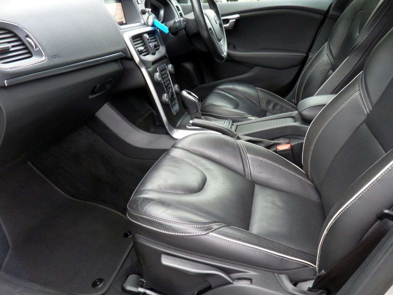 2019 VOLVO V40 2019 VOLVO V40