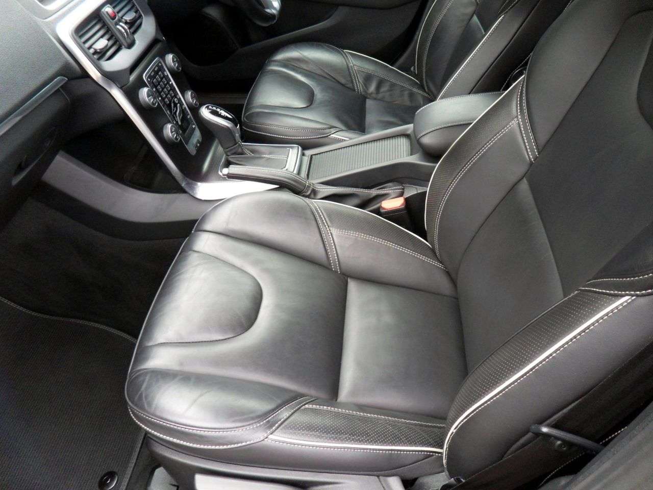 2019 VOLVO V40 2019 VOLVO V40