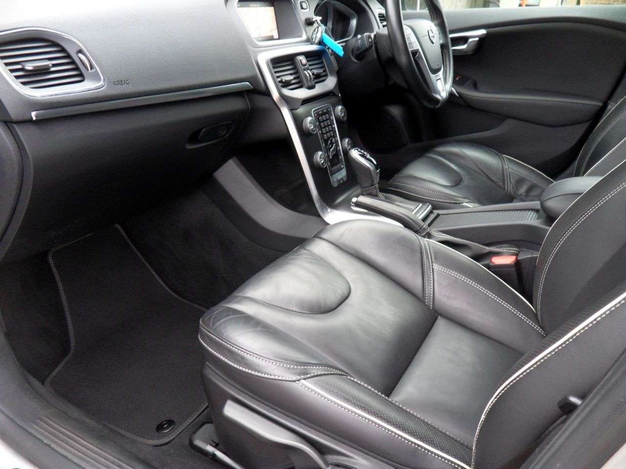 2019 VOLVO V40 2019 VOLVO V40