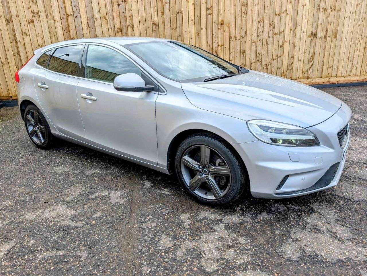 2019 VOLVO V40 2019 VOLVO V40
