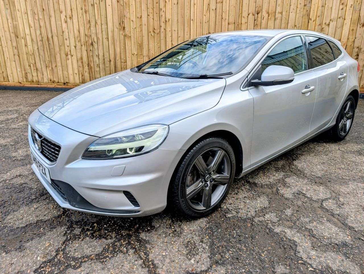 2019 VOLVO V40 2019 VOLVO V40